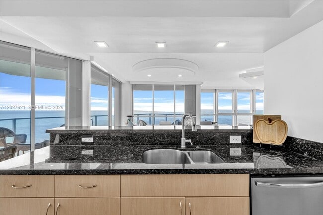 Building Photo - 16485 Collins Ave