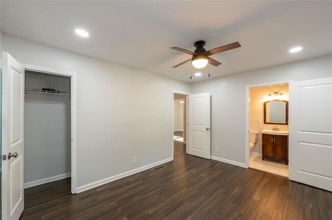 Building Photo - 3079 Cloverhurst Dr