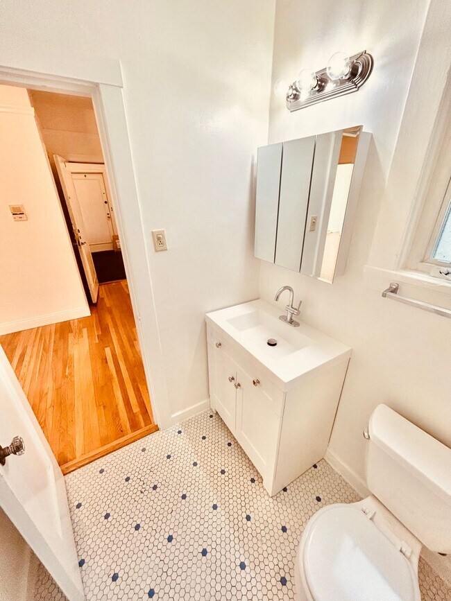 Building Photo - Beautiful 1 Bedroom located in one of San ...