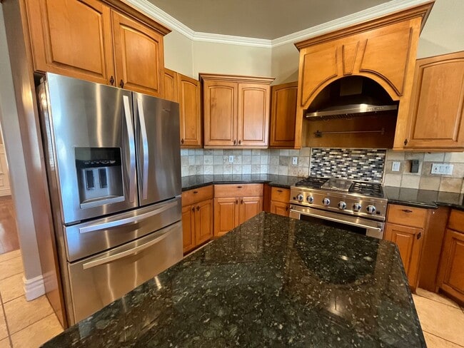 Building Photo - Beautiful 5 Bedroom 4 Bathroom House in Ga...