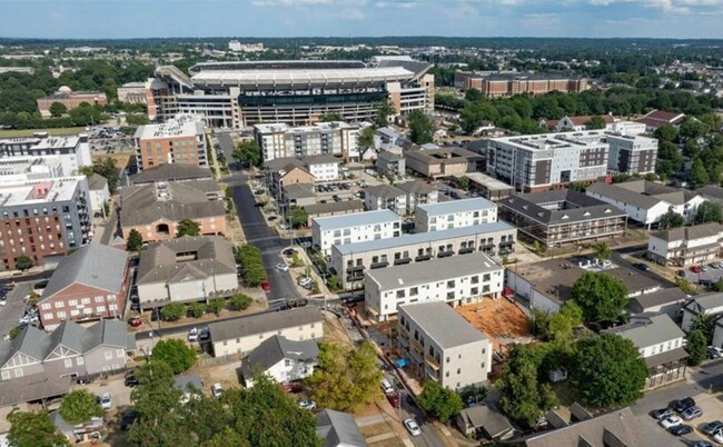 Building Photo - $1600 per bedroom. Brand new and waiting f...