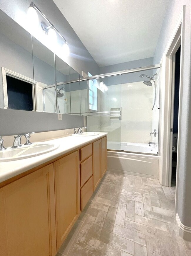 Building Photo - Stunning 3 Bedroom 2.5 Bath Town Home in p...