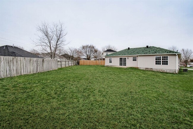 Building Photo - 902 SW Hopi Cir