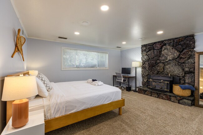 Building Photo - 1416 E Hollow Dale Dr