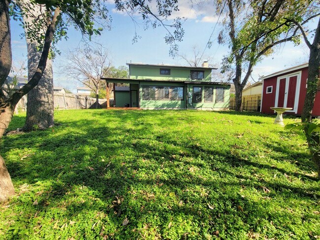 Building Photo - Spacious 4/BR 2.5/BA Two-Story Home with Fireplace & Huge Fenced Yard