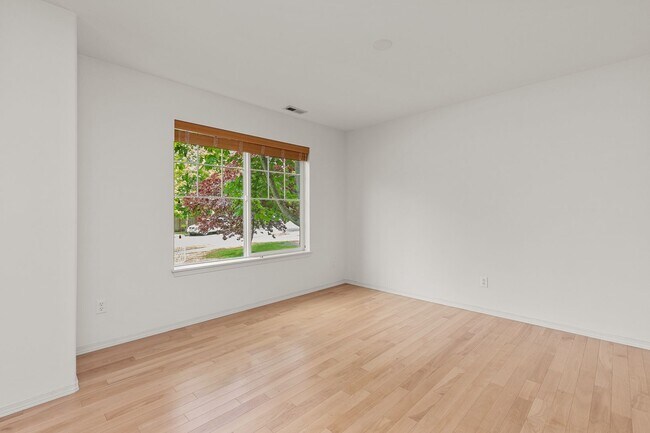 Building Photo - Stunning 3 bed, 2.5 bath home in desirable Bothell neighborhood