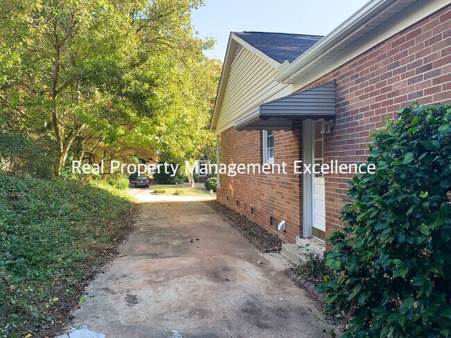 Building Photo - Renovated Raleigh Ranch, Convenient To 440...
