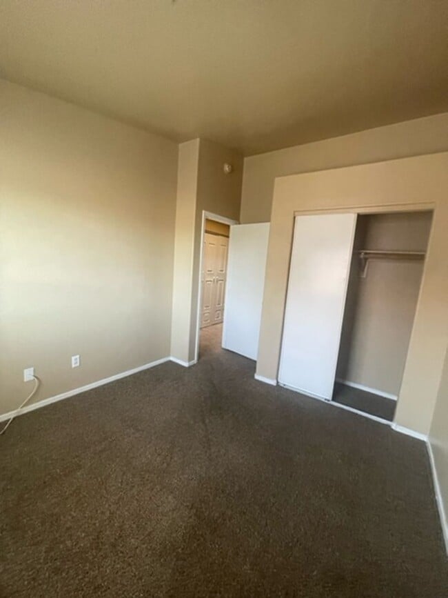 Building Photo - 3 Bedroom Townhouse!!