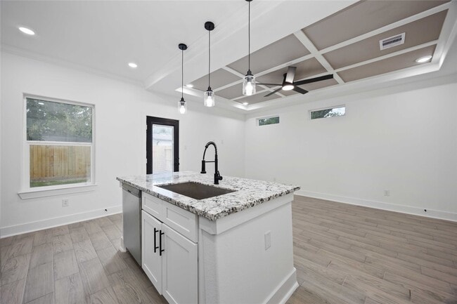 Building Photo - 6726 Paris St