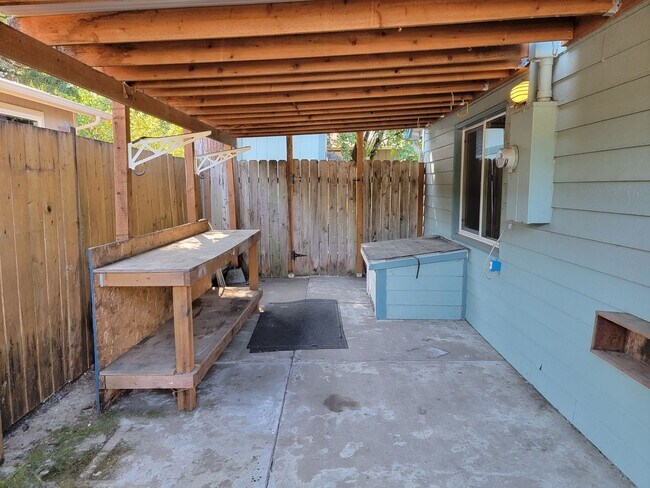 Building Photo - Charming 3 Bed, 1 Bath House with Fenced Yard, Bonus Room and Close to Willamette Park !