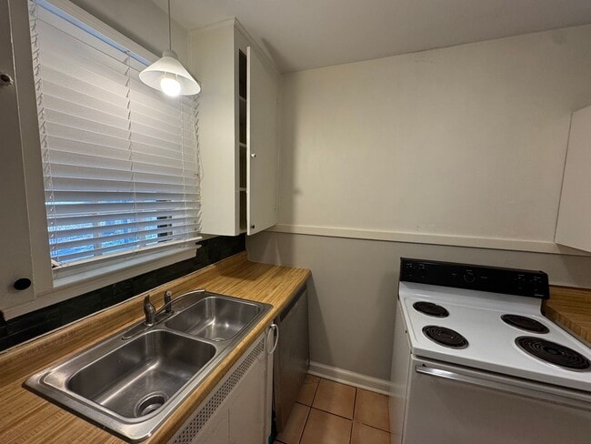 Building Photo - Heart of Cloverdale