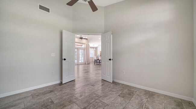 Building Photo - 4-Bedroom Home with Pool in Eastlake Commu...