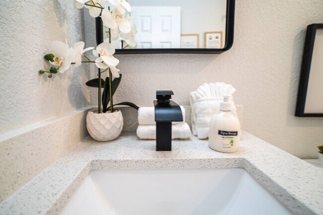 Building Photo - Chic & Stylish  Central location