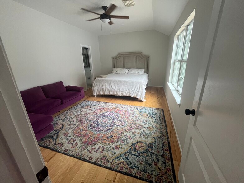 Master suite (furniture will be removed) - 1903 Fletcher St