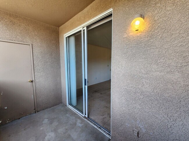 Building Photo - Fantastic, well maintained 2 bedroom condo.