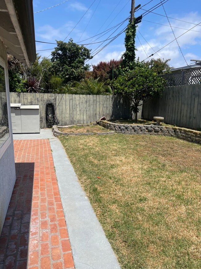 Building Photo - 3BR/2BA   By the beach.