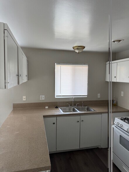 Building Photo - 1935 Linden W St