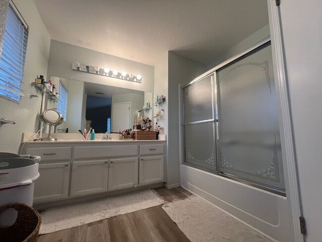 Building Photo - Wonderful 4 Bedroom Home Near Parks With Shopping Nearby!