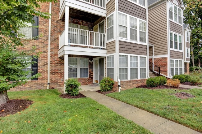 Building Photo - Large 2 Bedroom 2 Bath Ground Floor Condo - ZERO STEPS!