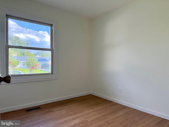 Building Photo - 606 W Beech Rd