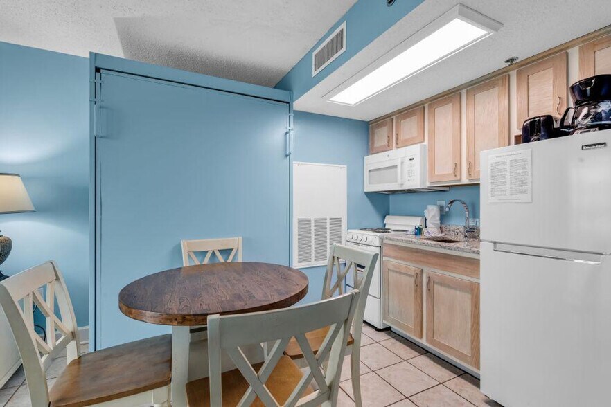 Building Photo - 647 N Creekside Dr