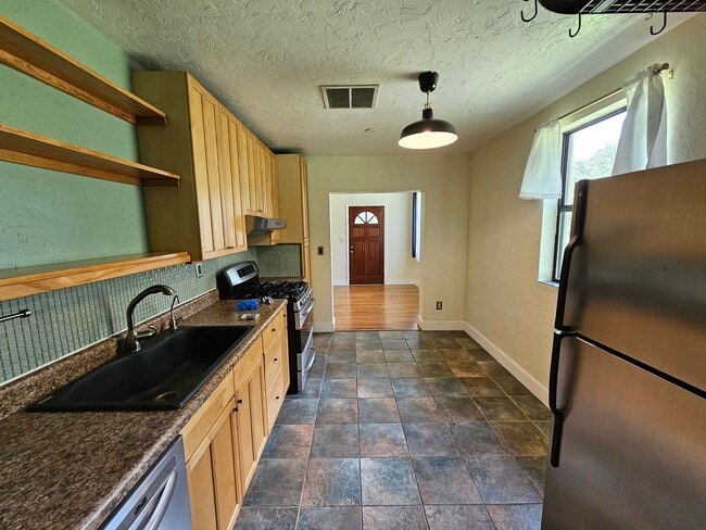 Building Photo - 2 Bedroom/2 Bath home near Duck Pond and Citizens Field