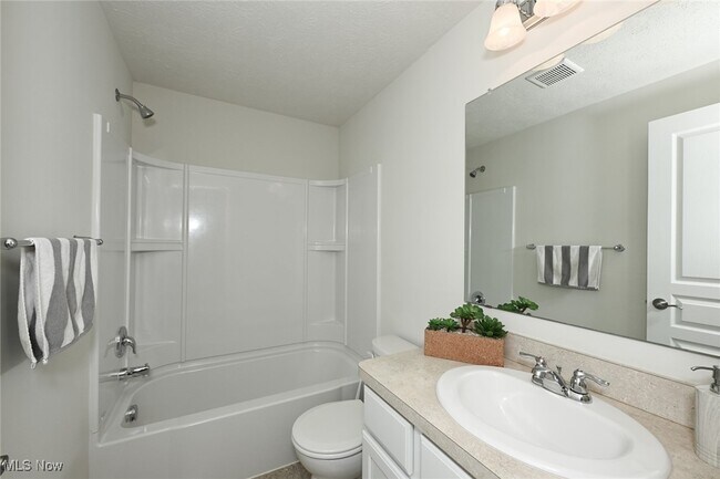 Building Photo - 4816 Lake View Dr