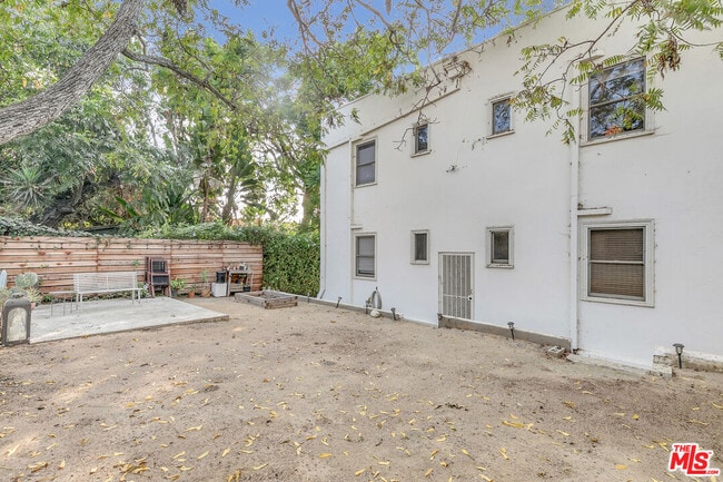 Building Photo - 854 Hyperion Ave