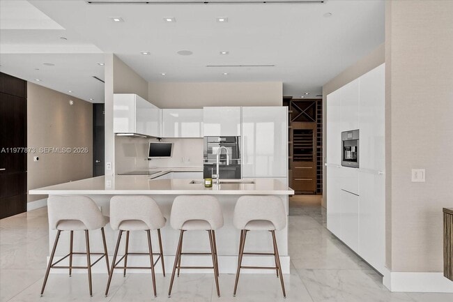 Building Photo - 460 NE 28th St