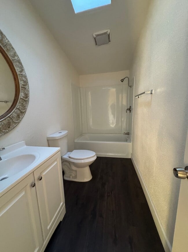 Building Photo - Rental Home with a huge yard