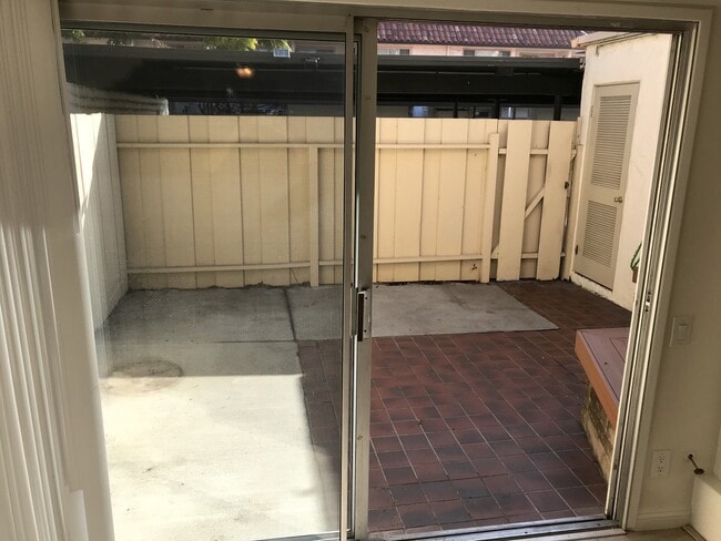 Building Photo - M/I SPECIAL - Remodeled Townhome in Point ...