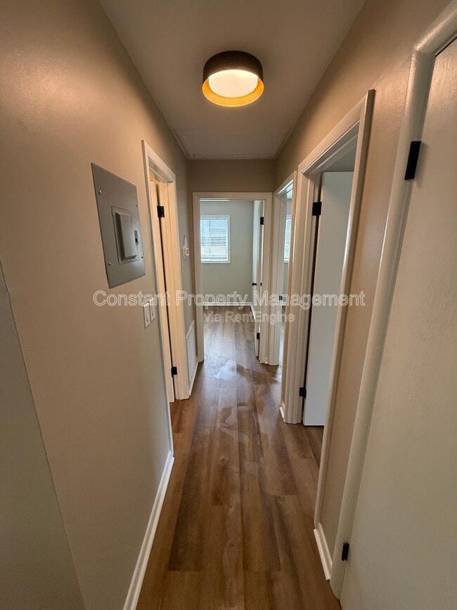 Building Photo - 3469 Kingsbury Dr