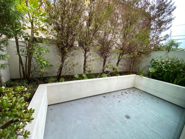Private patio off of dining area and den - 1804 10th St