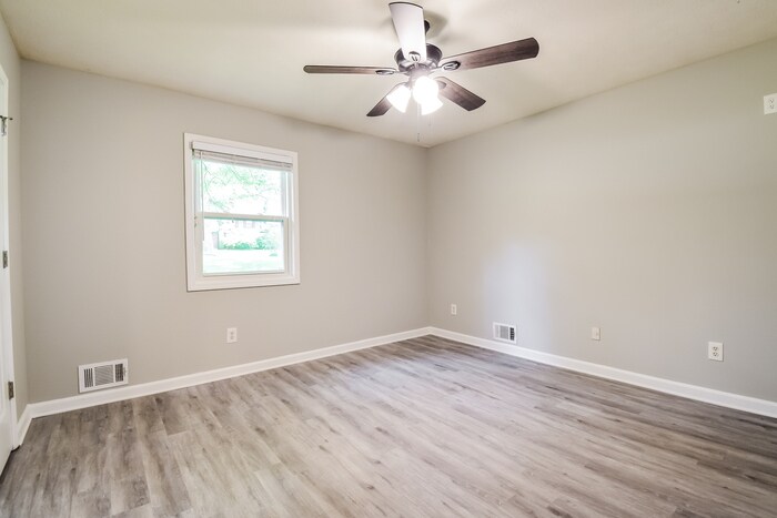 Building Photo - 310 Victoria Dr