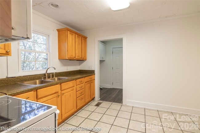 Building Photo - 2205 Ln St