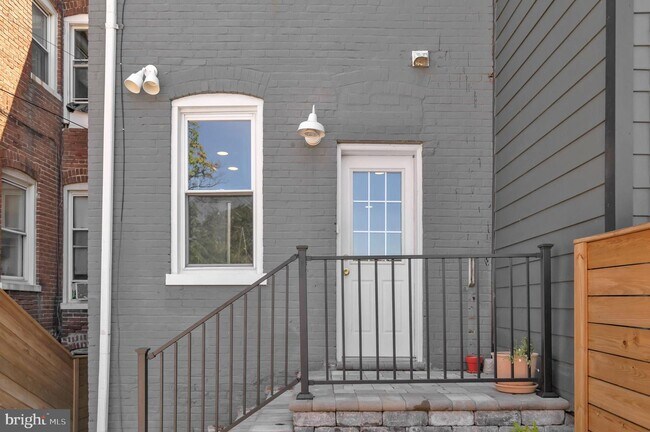 Building Photo - 117 15th St SE