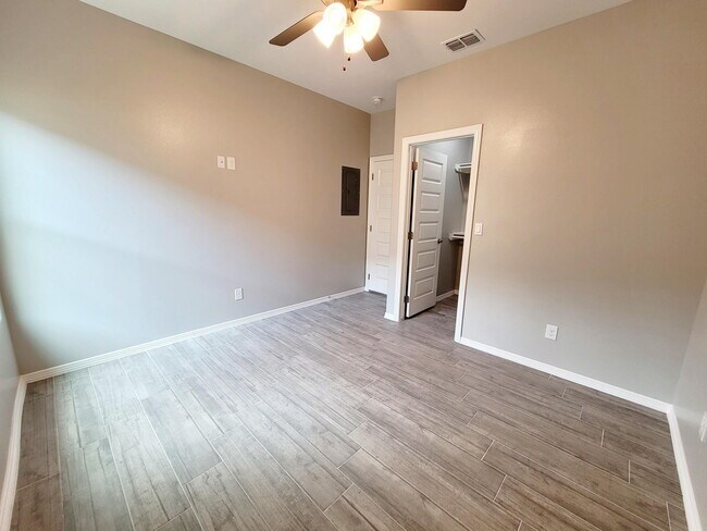 Building Photo - "Spacious 3-Bedroom Haven with Elegant Granite Touches in Weslaco!"