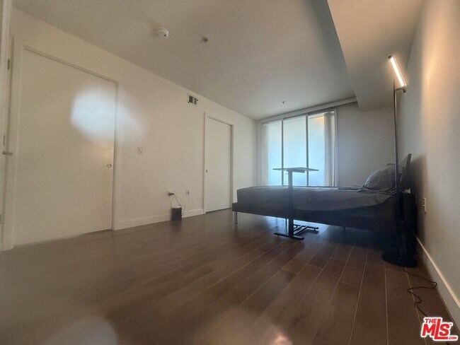 Building Photo - 901 Flower St