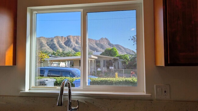 Primary Photo - Spacious 4 bed 3 bath home near Diamond Head