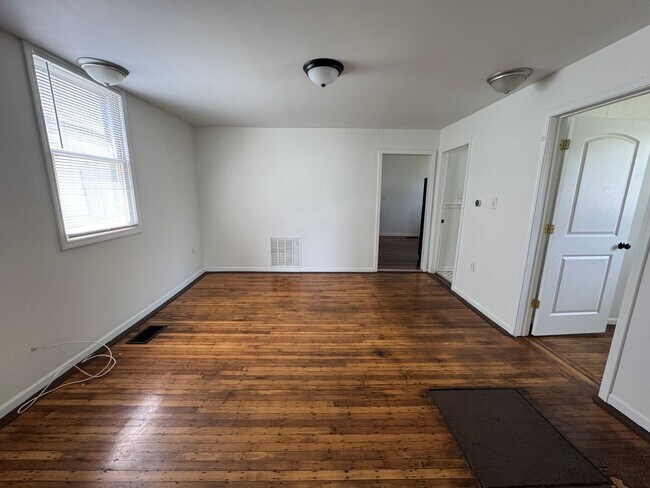Building Photo - Near Westside 4 Bedroom 2 Bath