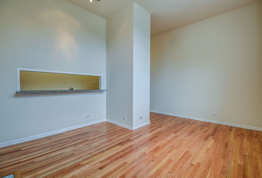 Building Photo - 3257 N Sheffield Ave