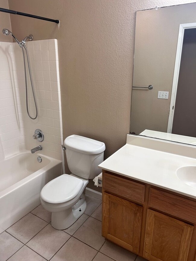 Building Photo - 3 Bedroom/2 Full Bathrooms Stockton