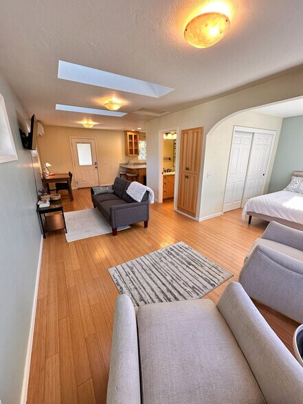 Building Photo - 1428 Crown Ave