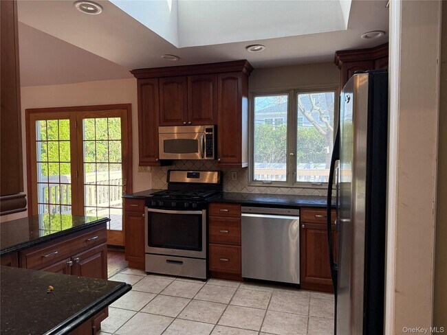 Building Photo - 11 Syosset Cir