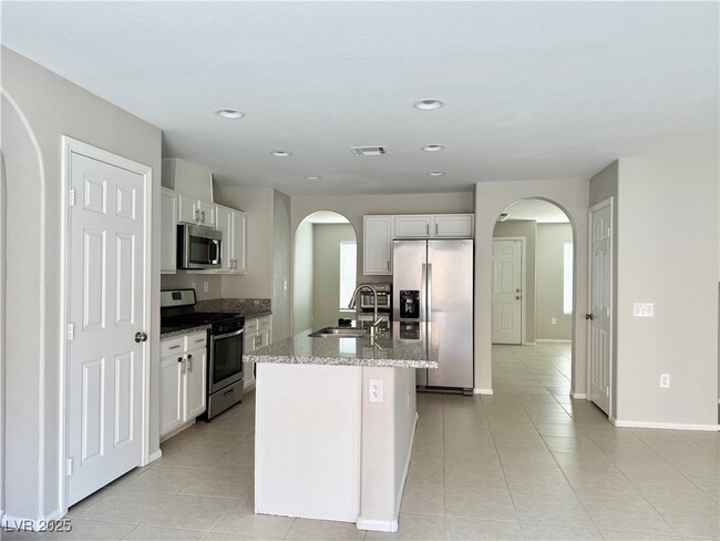 Building Photo - 712 E Caballo Hills Ave