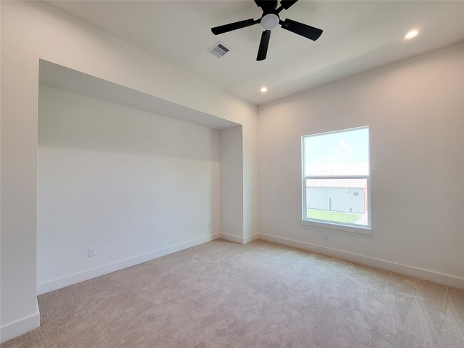 Building Photo - 1542 W Tidwell Rd