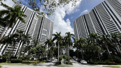 Building Photo - 21150 Point Pl