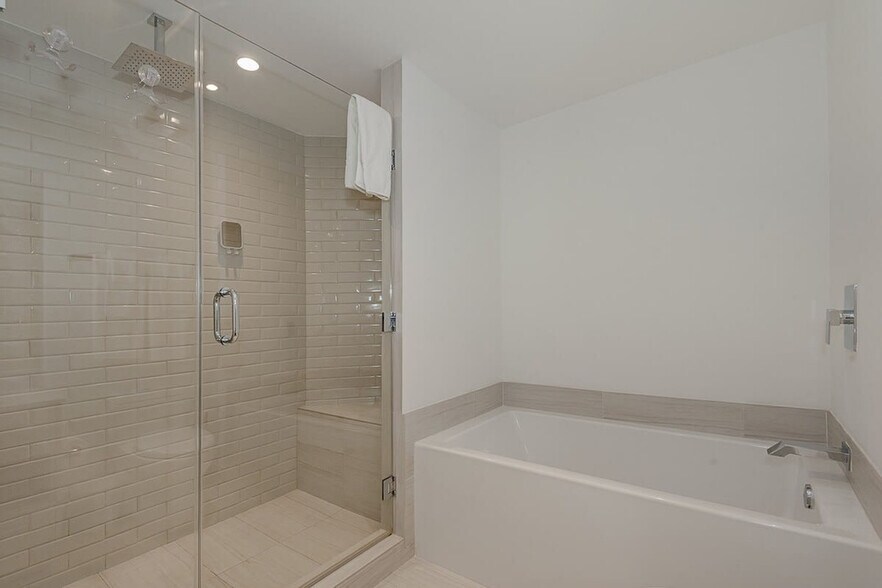 Building Photo - 4010 S Ocean Dr