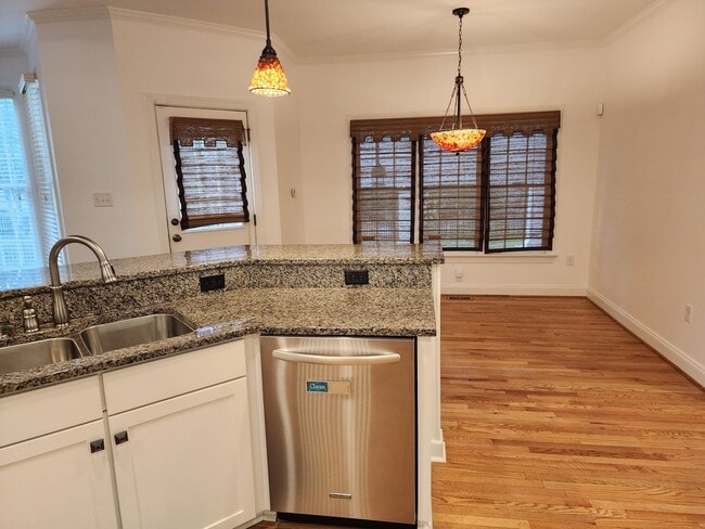 Building Photo - Stunning Luxury Home with 5 Bedrooms and 5...