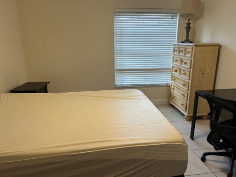 Building Photo - 450 NW 20th St